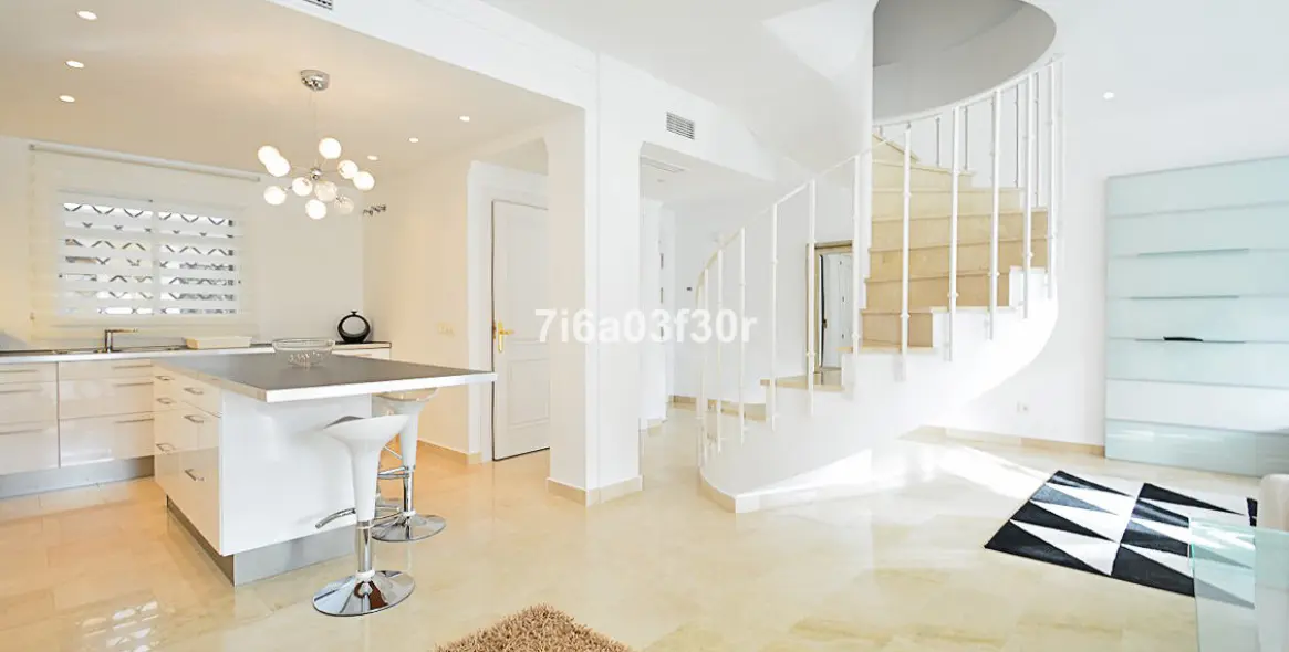 Short-term rent of penthouse in Aloha 19