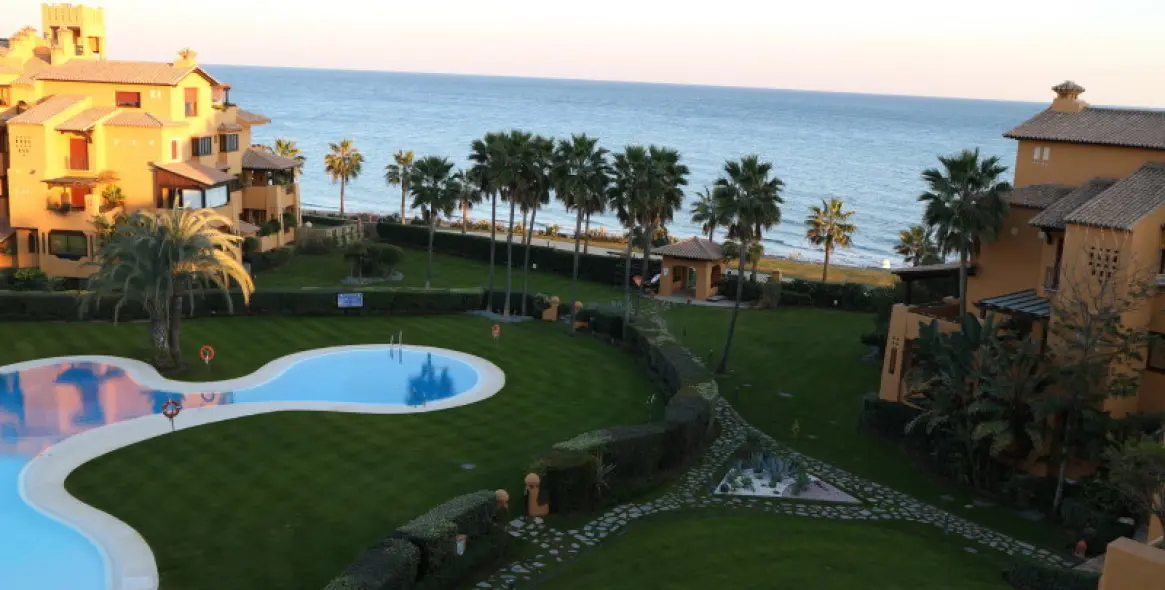 Short-term rent of penthouse in Estepona 11