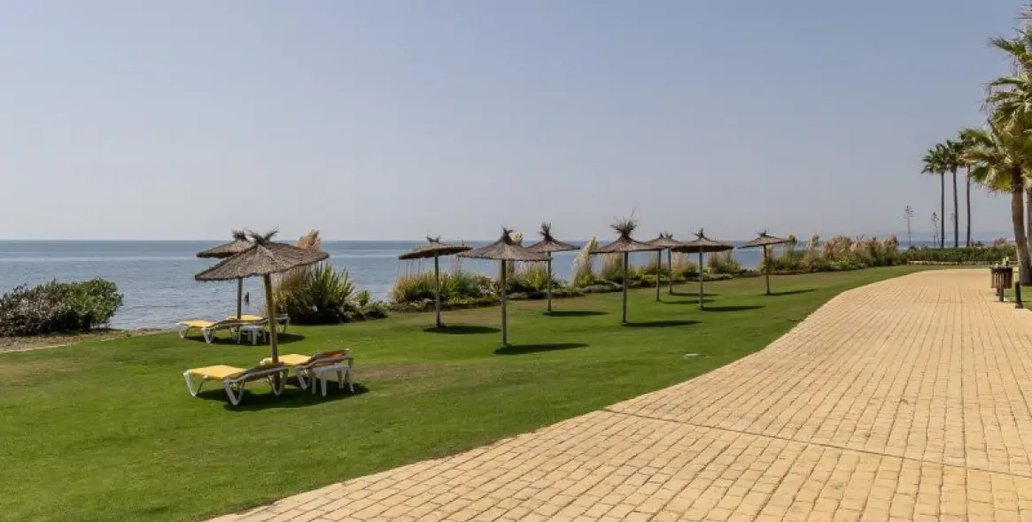 Short-term rent of penthouse in Estepona 19