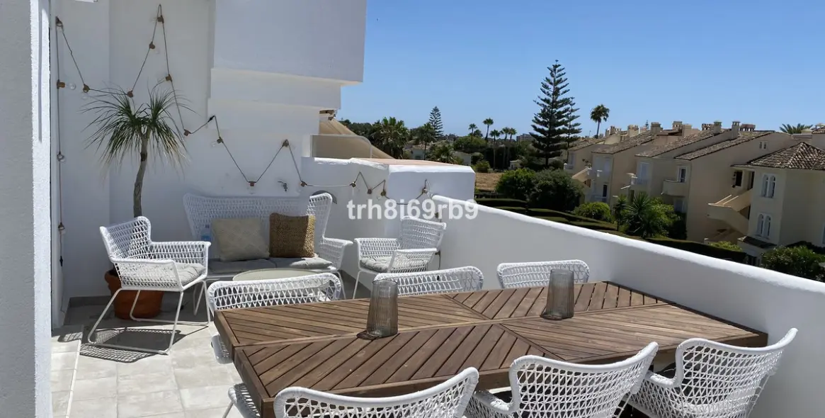 Short-term rent of penthouse in El Paraiso 2