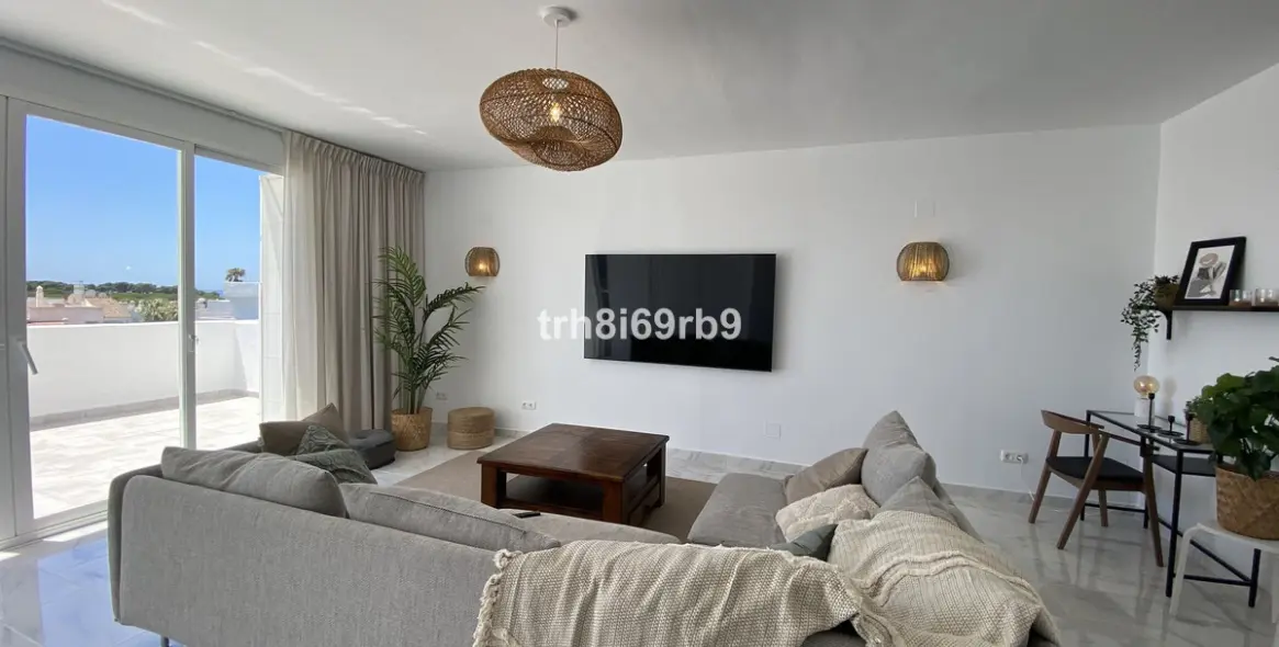 Short-term rent of penthouse in El Paraiso 3