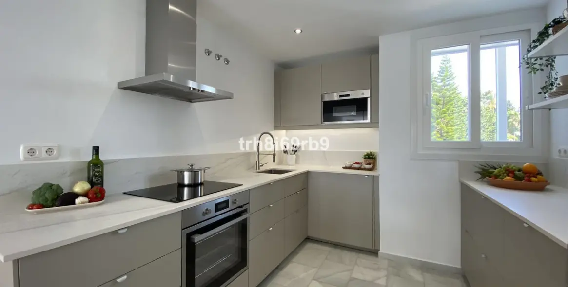 Short-term rent of penthouse in El Paraiso 7