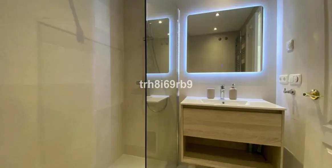 Short-term rent of penthouse in El Paraiso 9