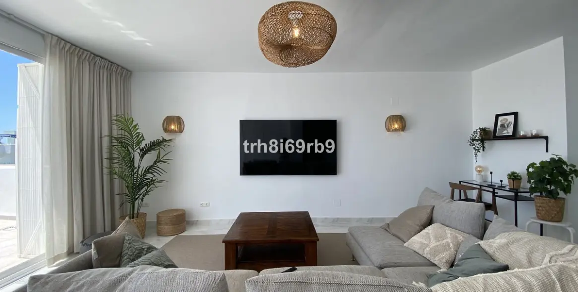 Short-term rent of penthouse in El Paraiso 11