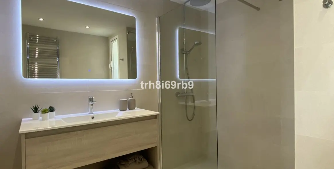 Short-term rent of penthouse in El Paraiso 12