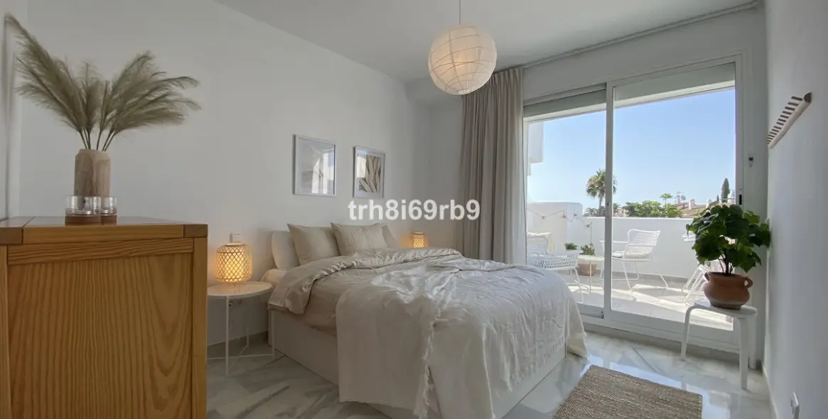 Short-term rent of penthouse in El Paraiso 13