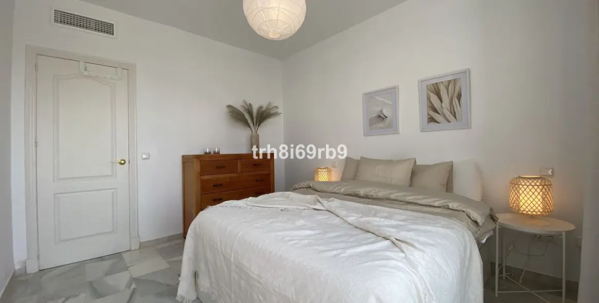 Short-term rent of penthouse in El Paraiso 14
