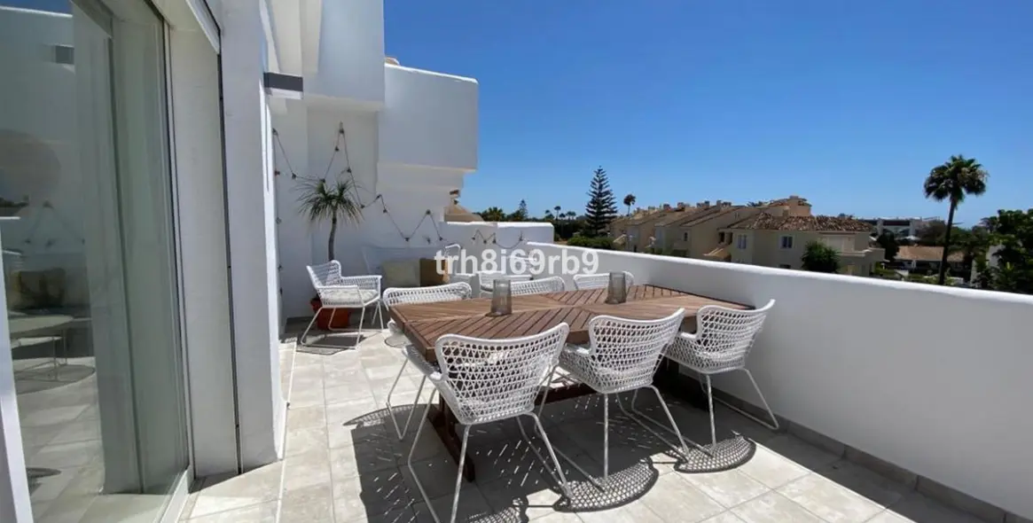 Short-term rent of penthouse in El Paraiso 16