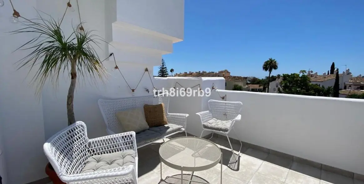 Short-term rent of penthouse in El Paraiso 17