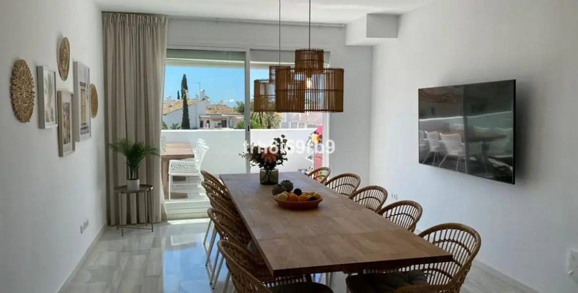Short-term rent of penthouse in El Paraiso 18