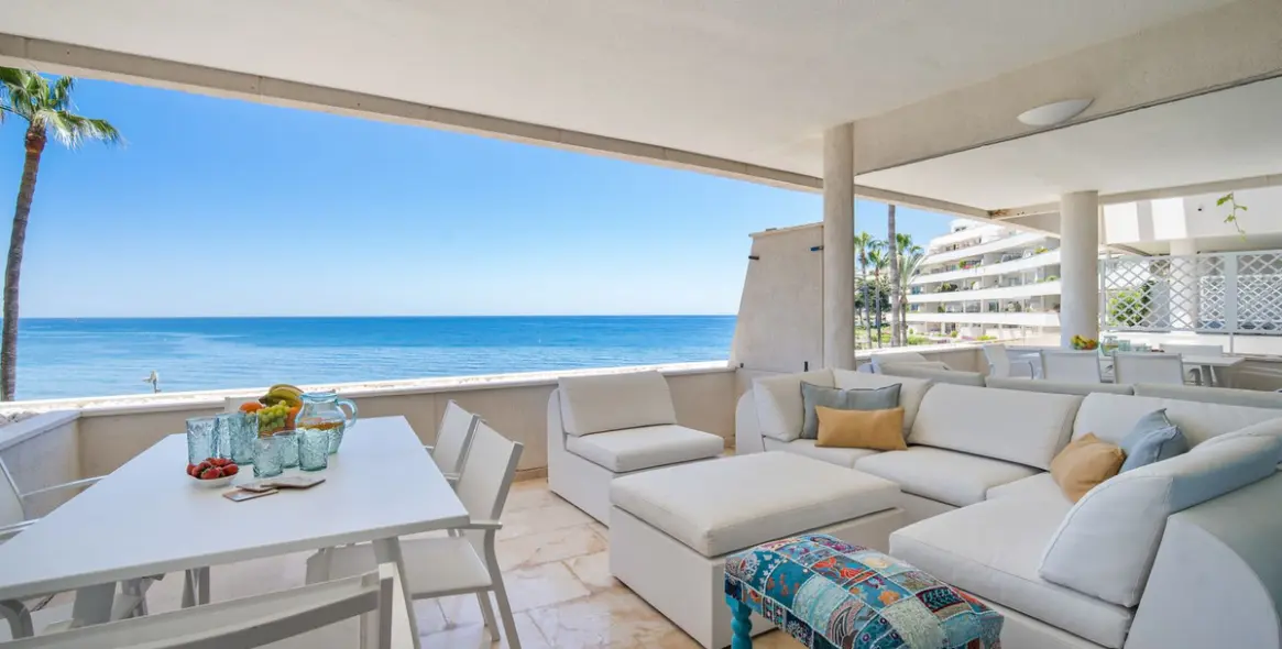 Short-term rent of middle floor apartment in New Golden Mile 1