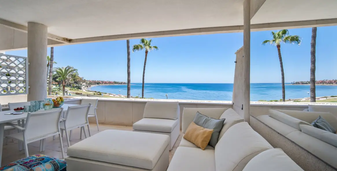 Short-term rent of middle floor apartment in New Golden Mile 2