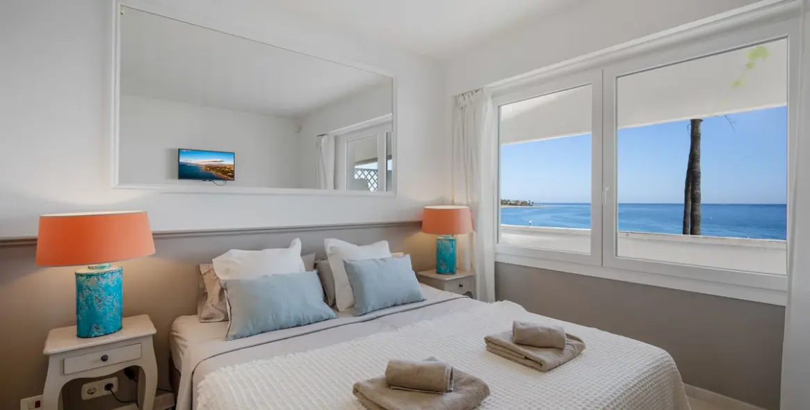 Short-term rent of middle floor apartment in New Golden Mile 5