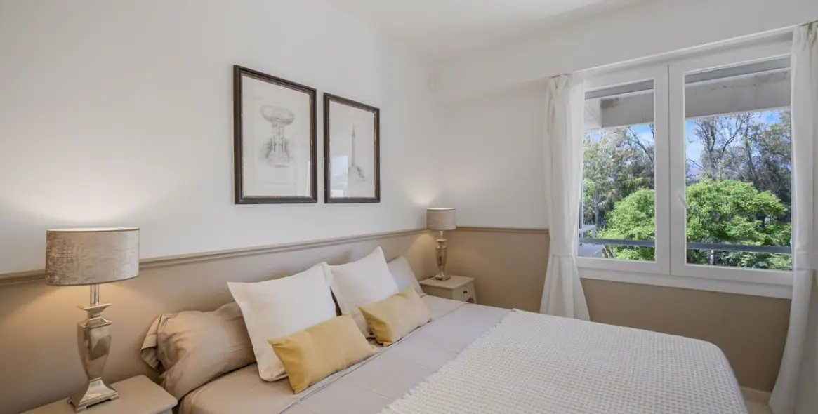 Short-term rent of middle floor apartment in New Golden Mile 7