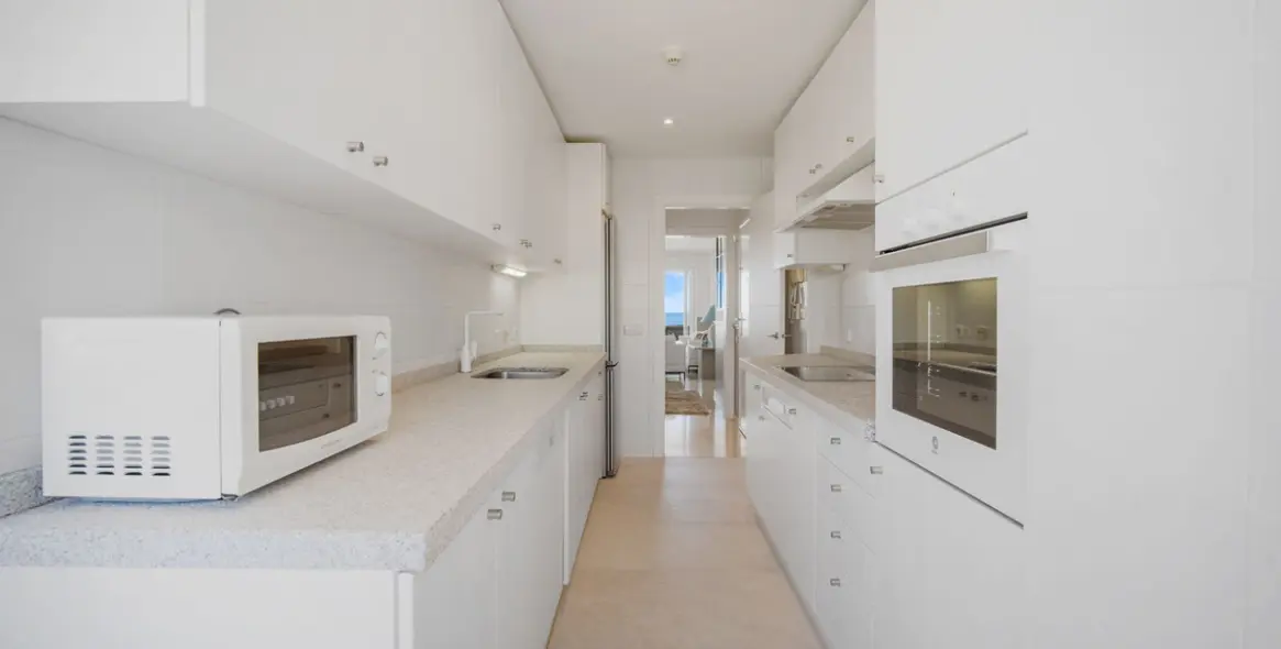 Short-term rent of middle floor apartment in New Golden Mile 8