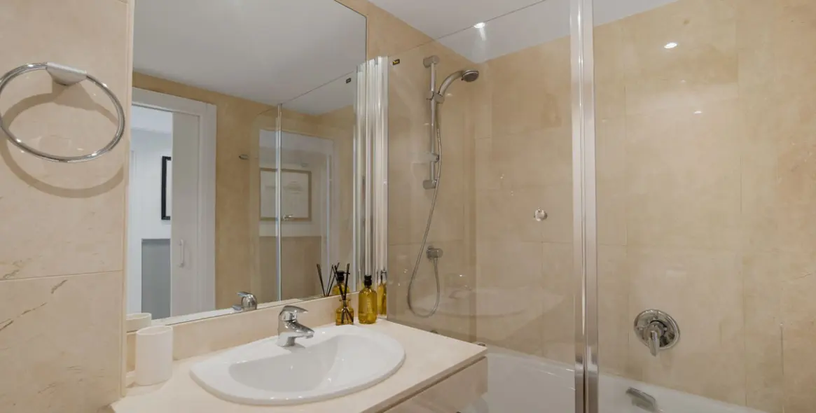 Short-term rent of middle floor apartment in New Golden Mile 9