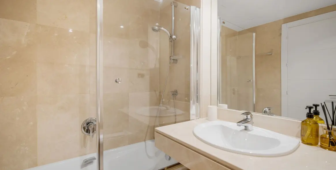 Short-term rent of middle floor apartment in New Golden Mile 10