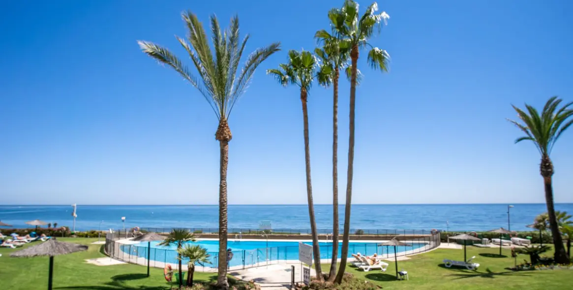 Short-term rent of middle floor apartment in New Golden Mile 11