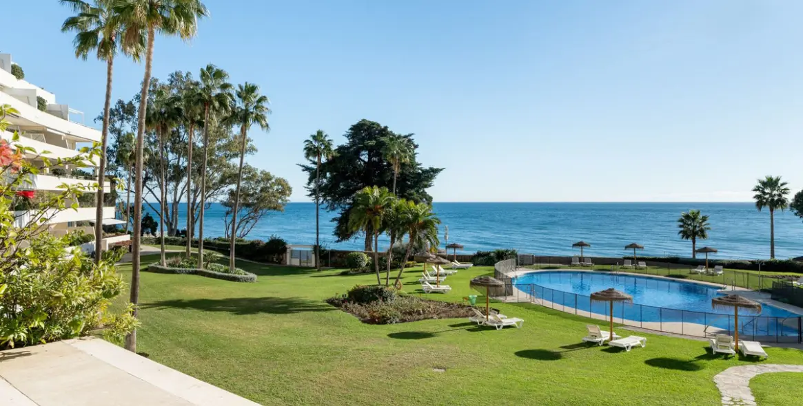 Short-term rent of middle floor apartment in New Golden Mile 12