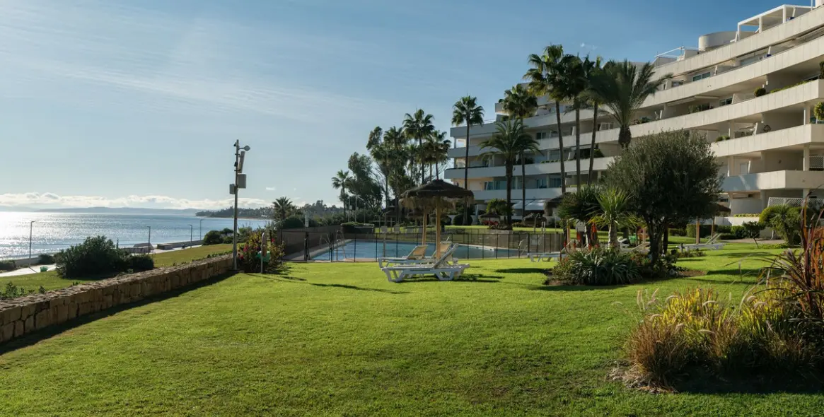 Short-term rent of middle floor apartment in New Golden Mile 13