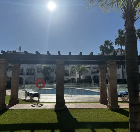 Alquiler a corto plazo de apartamento en planta baja en San Pedro de Alcántara