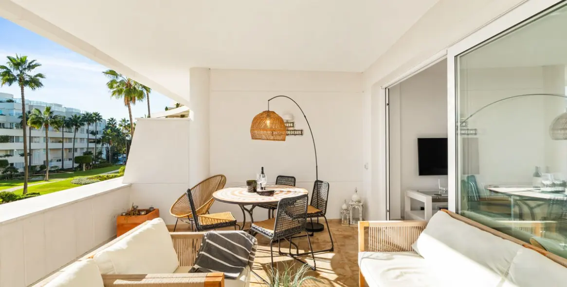 Краткосрочная аренда апартаментов на среднем этаже в New Golden Mile 3