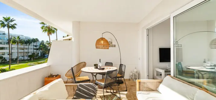 Short-term rent of middle floor apartment in New Golden Mile 2