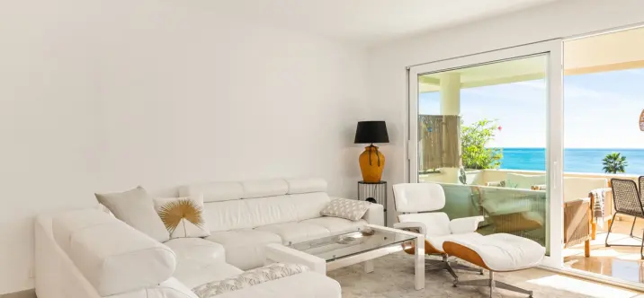 Short-term rent of middle floor apartment in New Golden Mile 4