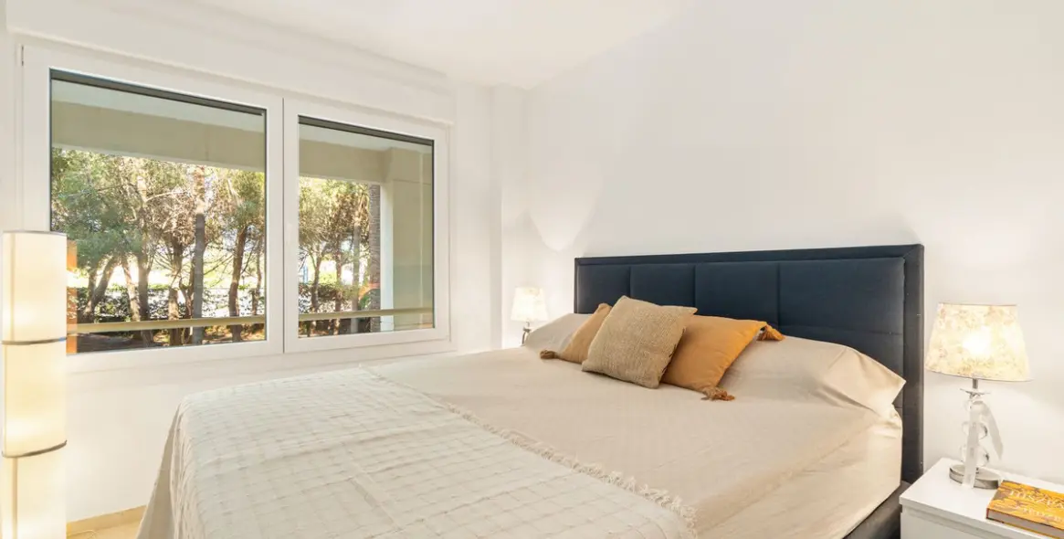 Краткосрочная аренда апартаментов на среднем этаже в New Golden Mile 12