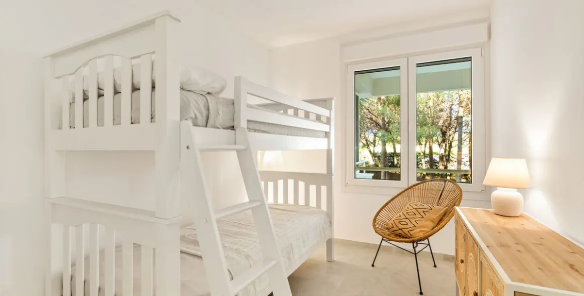 Краткосрочная аренда апартаментов на среднем этаже в New Golden Mile 14