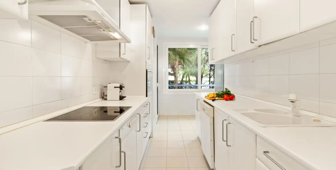 Краткосрочная аренда апартаментов на среднем этаже в New Golden Mile 15