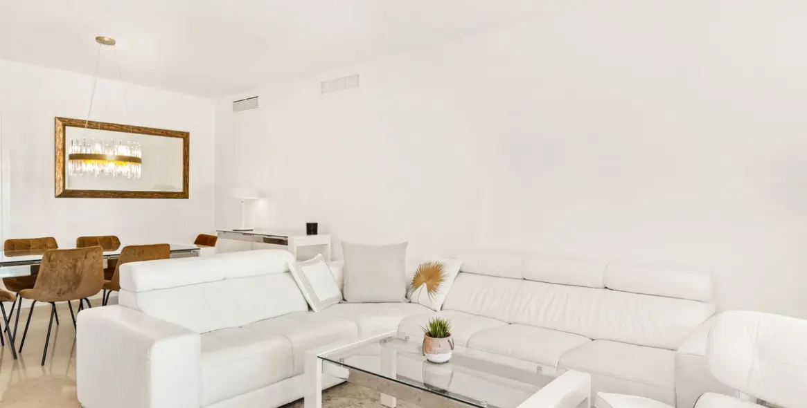 Краткосрочная аренда апартаментов на среднем этаже в New Golden Mile 16