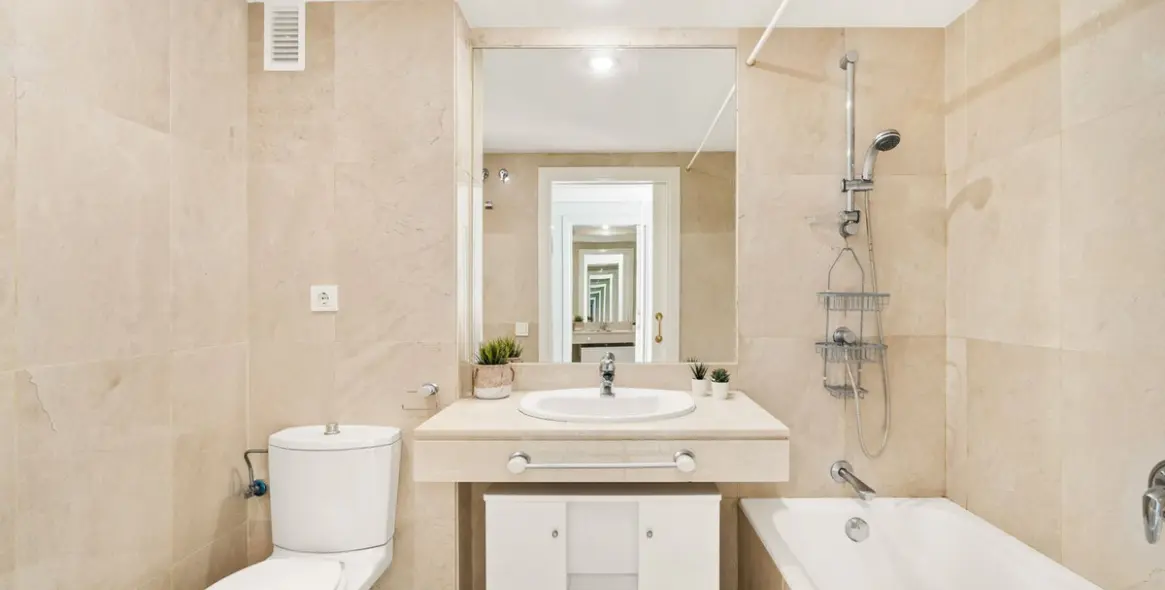 Краткосрочная аренда апартаментов на среднем этаже в New Golden Mile 19