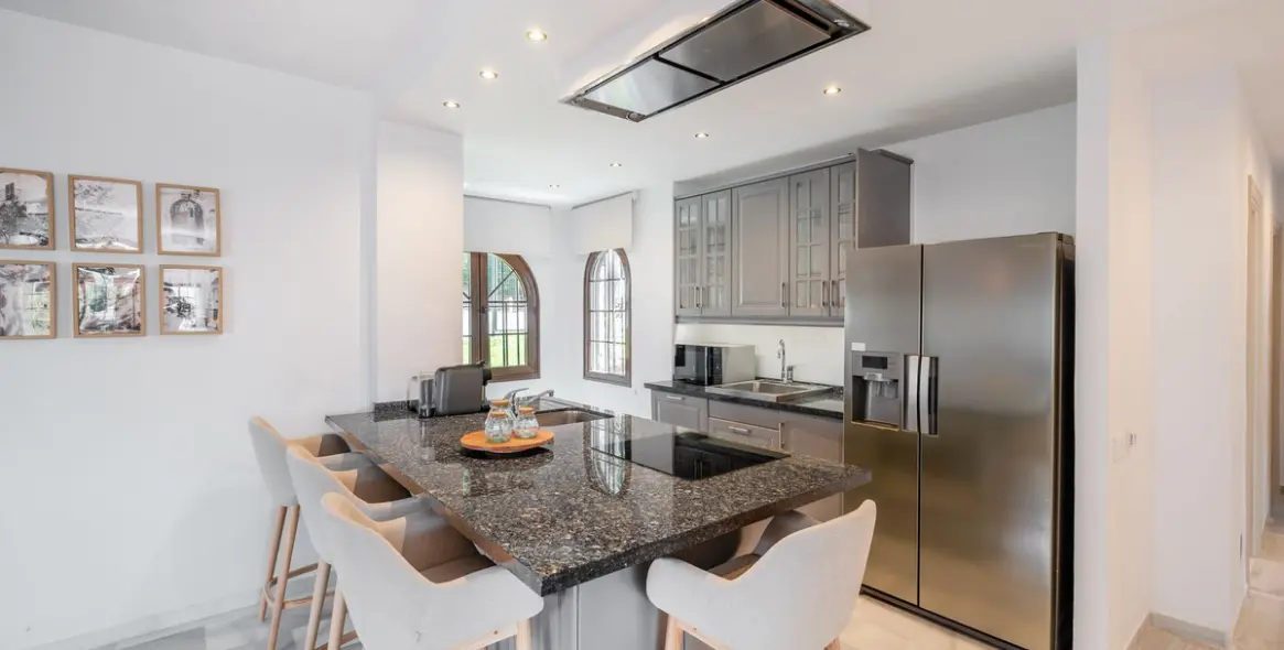 Short-term rent of middle floor apartment in Marbella 4