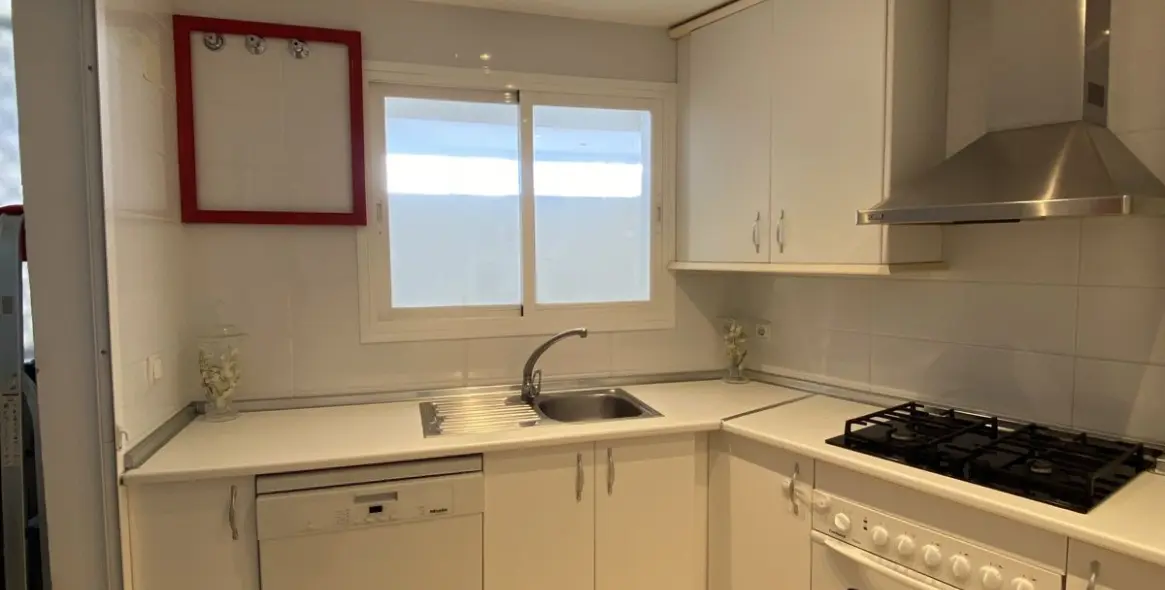 Краткосрочная аренда апартаментов на среднем этаже в Puerto Banús 13