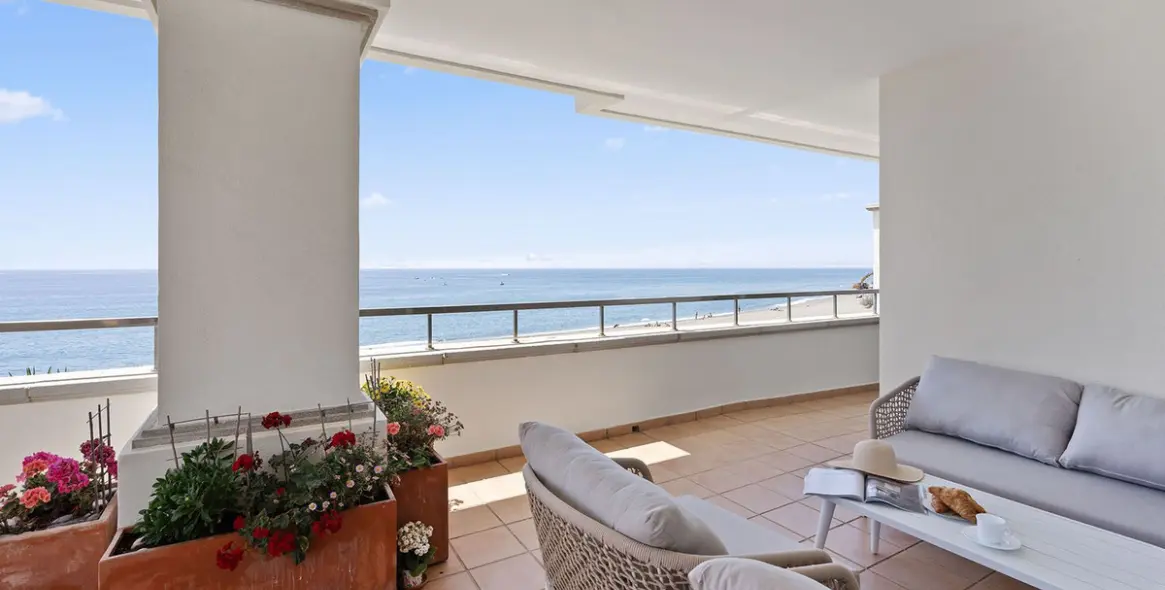 Alquiler a corto plazo de apartamento en planta media en New Golden Mile 3