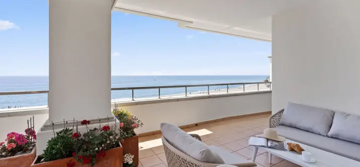 Краткосрочная аренда апартаментов на среднем этаже в New Golden Mile 2