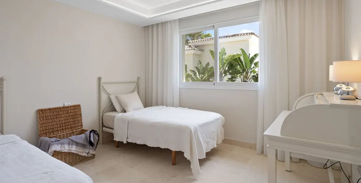 Alquiler a corto plazo de apartamento en planta media en New Golden Mile 15