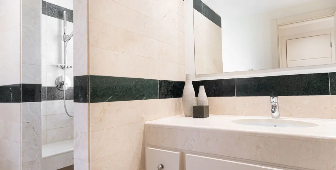 Alquiler a corto plazo de apartamento en planta media en New Golden Mile 19