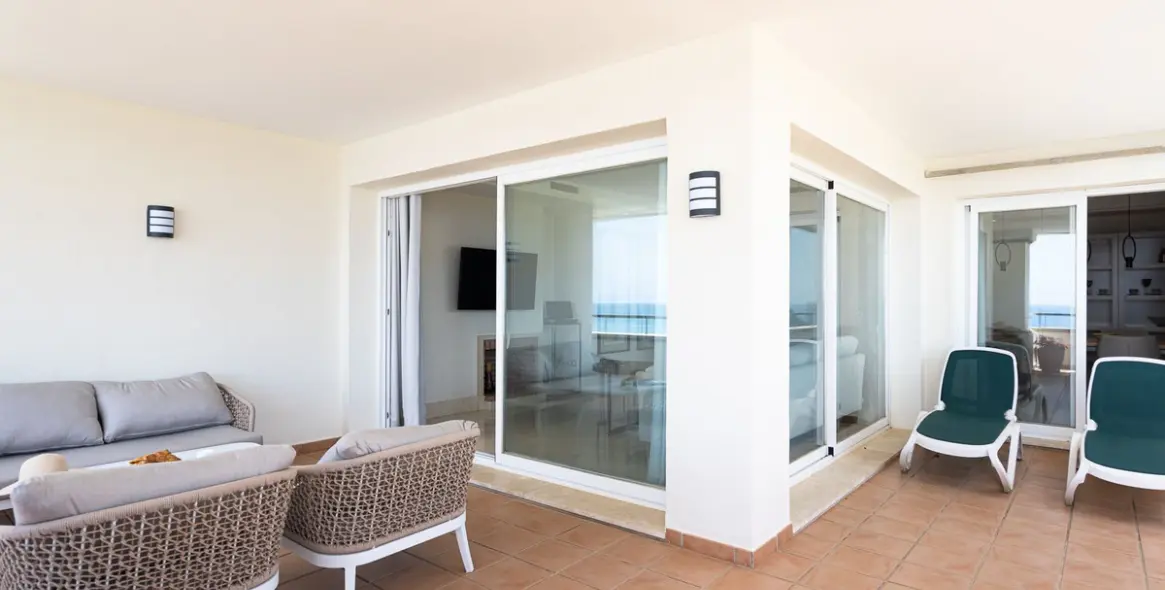 Short-term rent of middle floor apartment in New Golden Mile 21