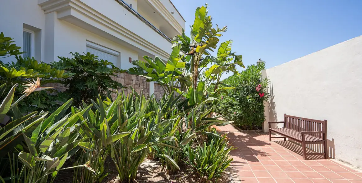 Short-term rent of middle floor apartment in New Golden Mile 22