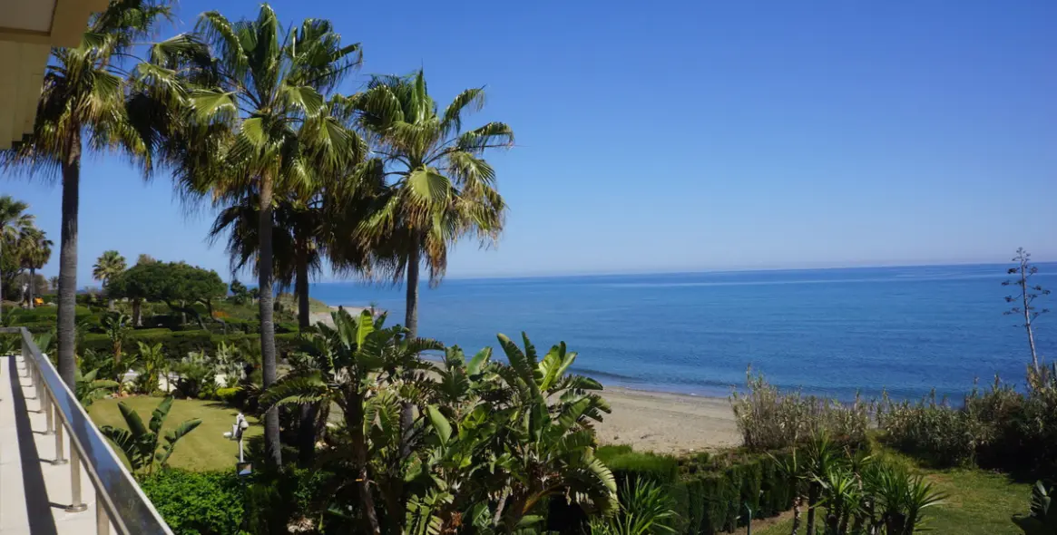 Short-term rent of middle floor apartment in New Golden Mile 23