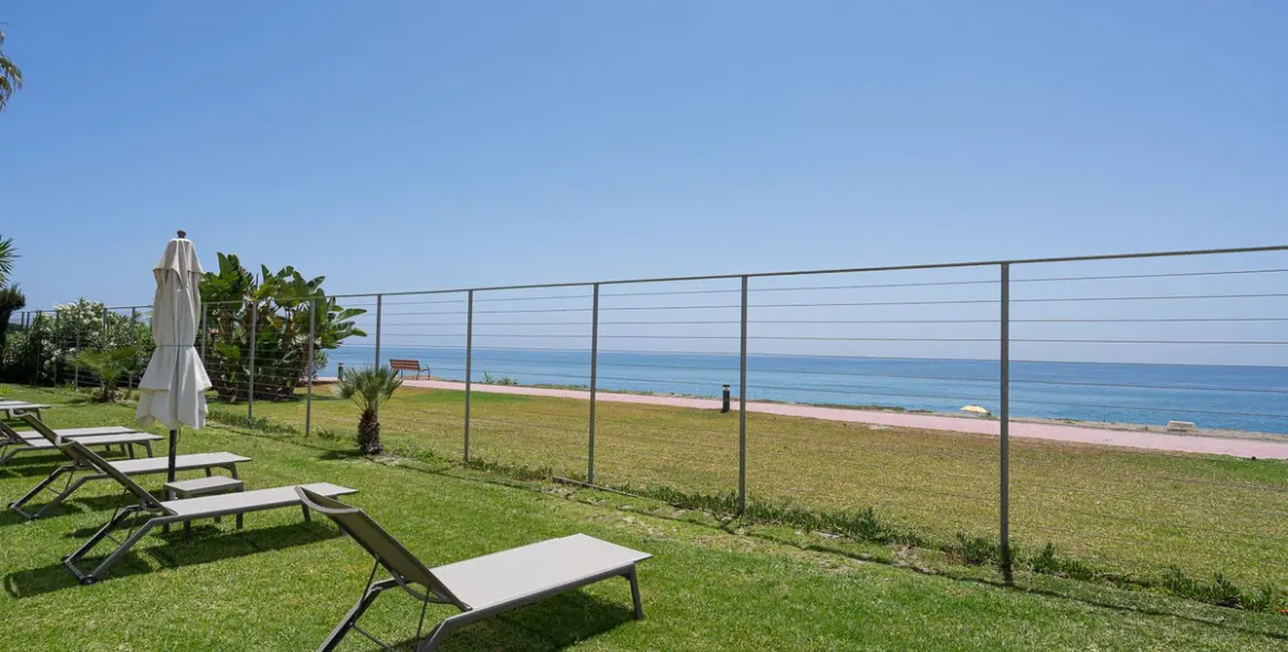 Short-term rent of middle floor apartment in New Golden Mile 29