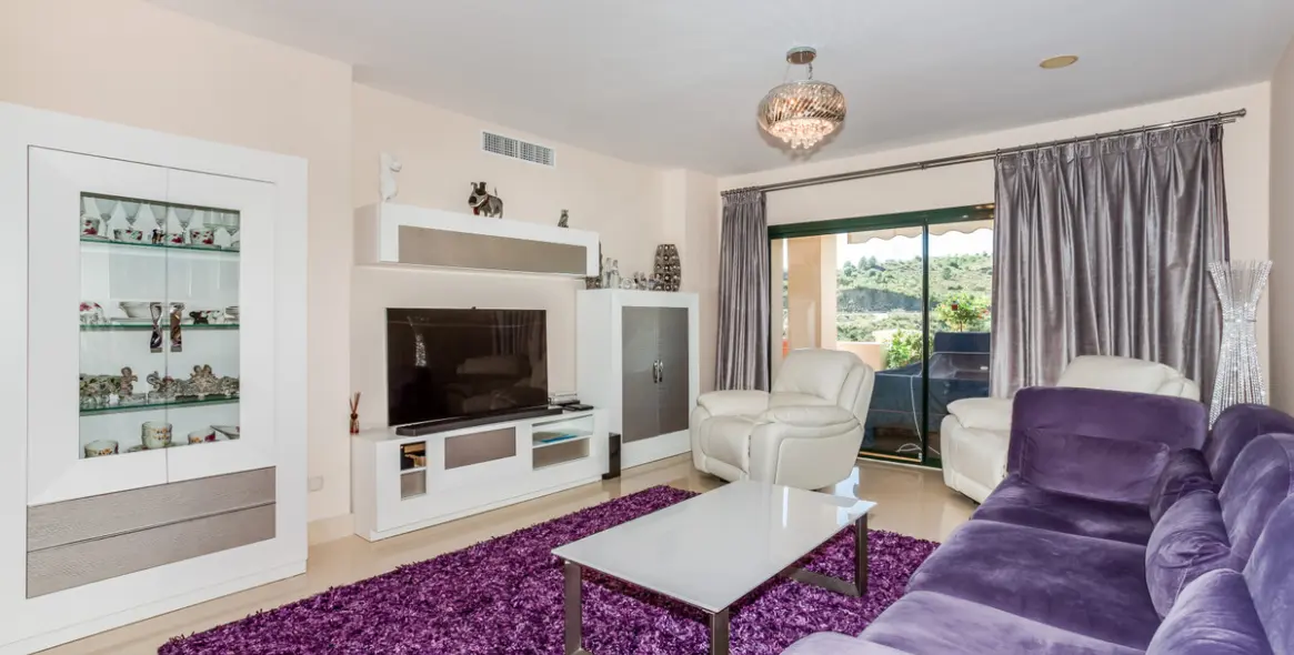 Short-term rent of middle floor apartment in Benahavís 2