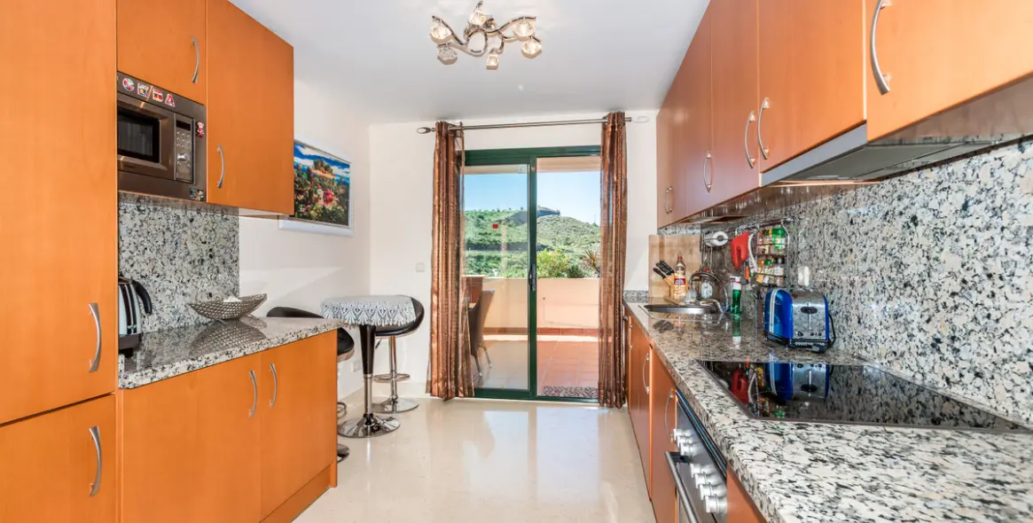 Short-term rent of middle floor apartment in Benahavís 4