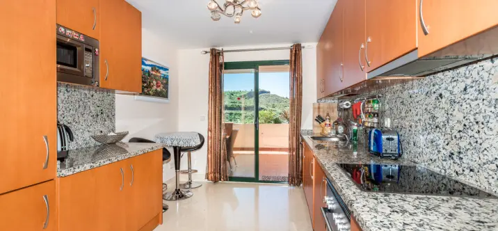 Short-term rent of middle floor apartment in Benahavís 3