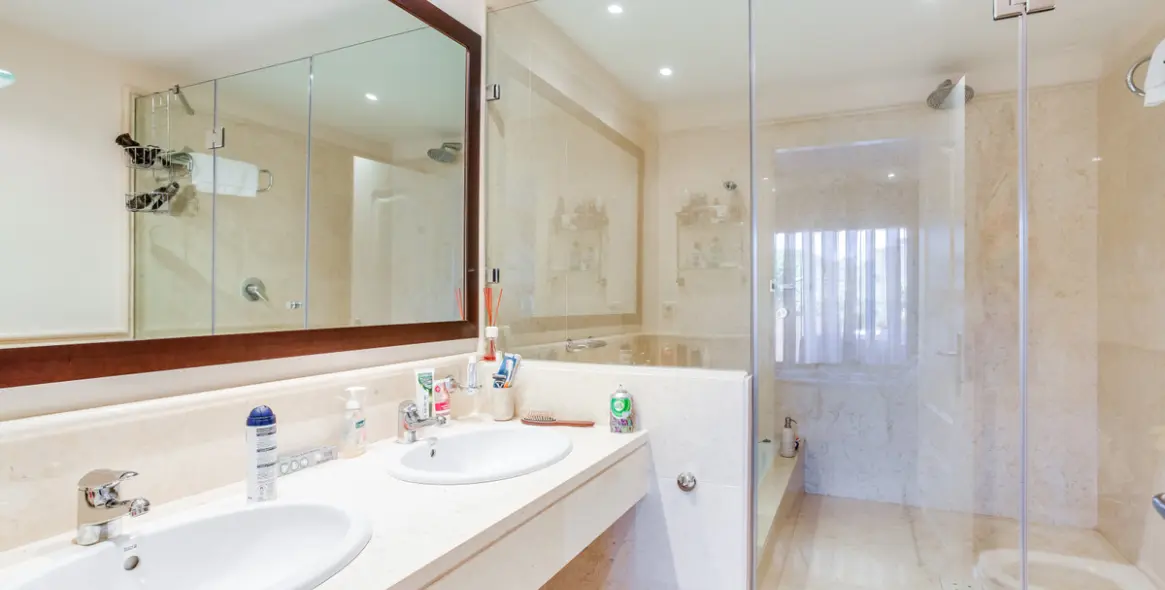 Short-term rent of middle floor apartment in Benahavís 6