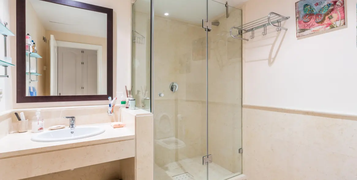 Short-term rent of middle floor apartment in Benahavís 8