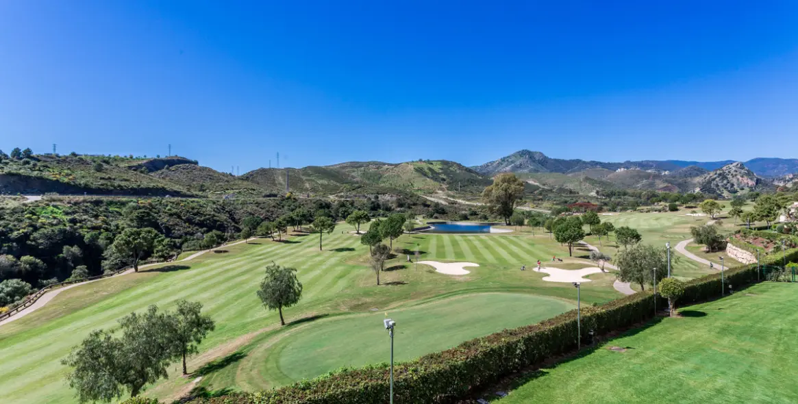 Short-term rent of middle floor apartment in Benahavís 11