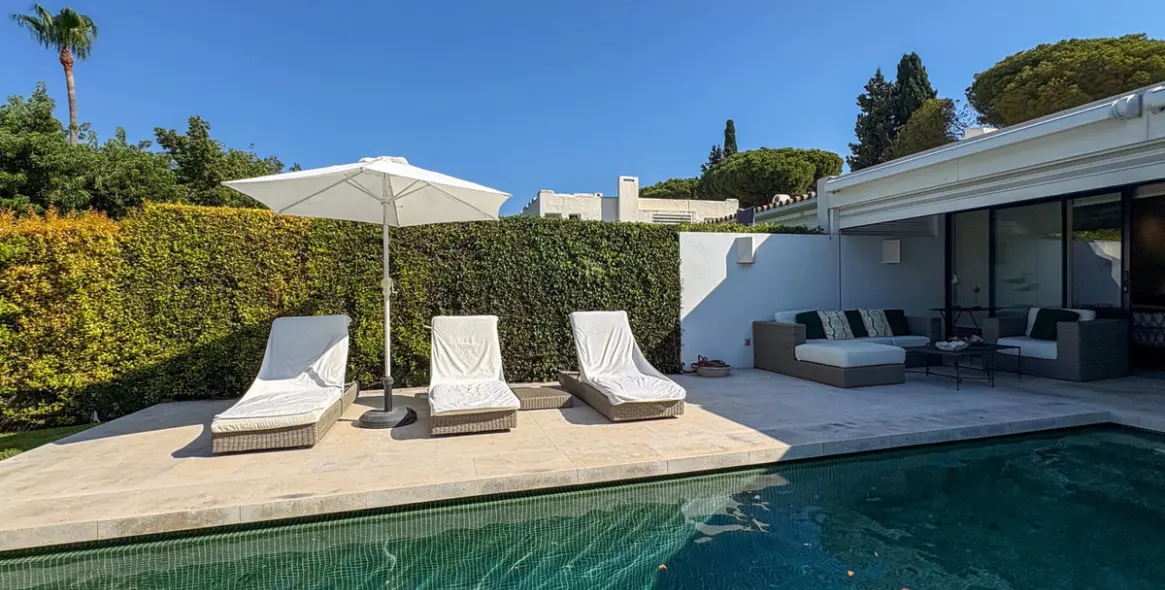 Alquiler a corto plazo de villa independiente en Nueva Andalucía 1